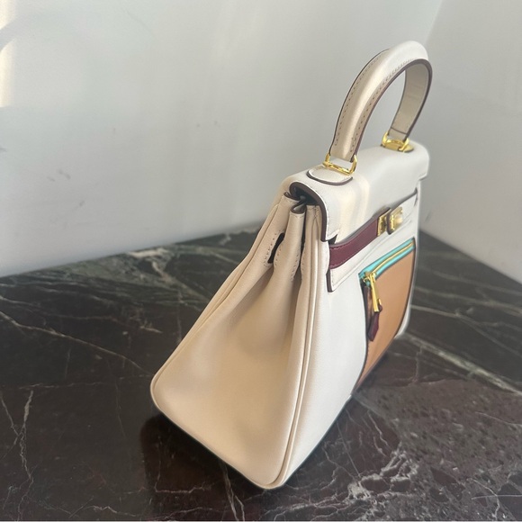 Classic Leather Hangbag Gold Lock - Picture 7 of 14